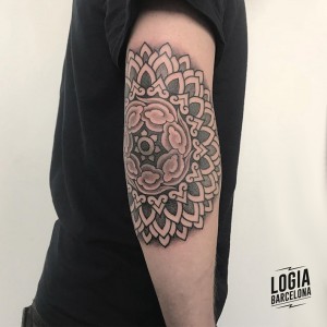 tatuaje_codo_geometria_blakwork_Logia_Barcelona_Willian_Spindola   